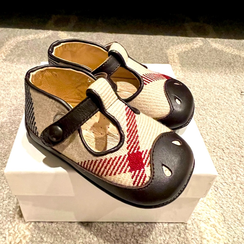 Burberry baby Mary Janes!